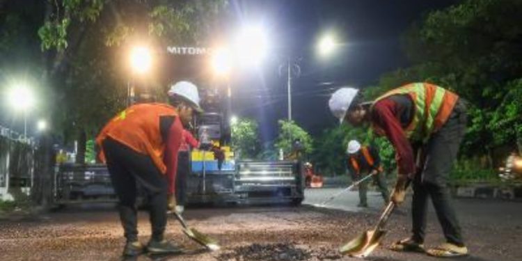 Tim satgas dari Dinas Sumber Daya Air dan Bina Marga diturunkan untuk memperbaiki jalan berlubang.