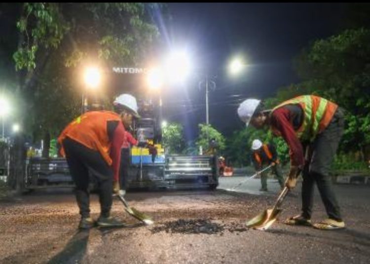 Tim satgas dari Dinas Sumber Daya Air dan Bina Marga diturunkan untuk memperbaiki jalan berlubang.