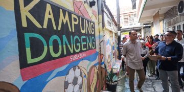 Wali Kota Surabaya Eri Cahyadi melakukan kunjungan monitoring Kampung Pancasila di Balai RW 9 Lemah Putro, Kelurahan Embong Kaliasin, Kecamatan Genteng.