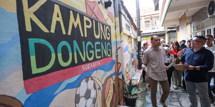 Wali Kota Surabaya Eri Cahyadi melakukan kunjungan monitoring Kampung Pancasila di Balai RW 9 Lemah Putro, Kelurahan Embong Kaliasin, Kecamatan Genteng.