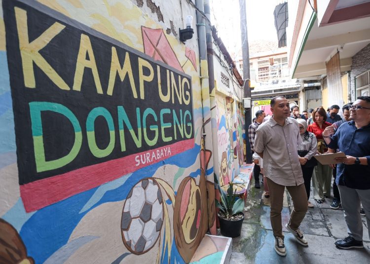 Wali Kota Surabaya Eri Cahyadi melakukan kunjungan monitoring Kampung Pancasila di Balai RW 9 Lemah Putro, Kelurahan Embong Kaliasin, Kecamatan Genteng.