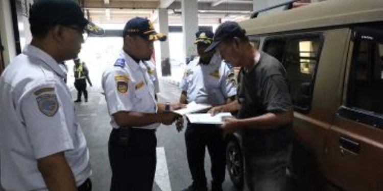 Sosialisasi pemeriksaan kelengkapan administrasi angkutan umum di Terminal Joyoboyo.