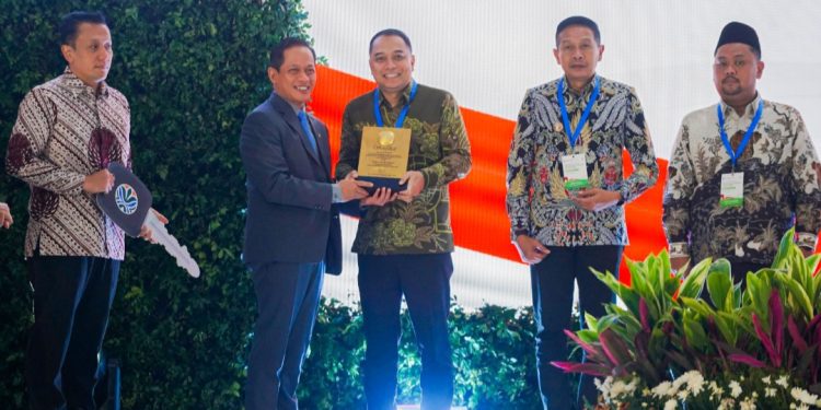 Wali Kota Surabaya Eri Cahyadi menerima penghargaan Surabaya sebagai Kota Terbaik I dalam Pengelolaan Sampah dengan predikat Sertifikat Menuju Kota Bersih, dengan perolehan nilai 74,92.