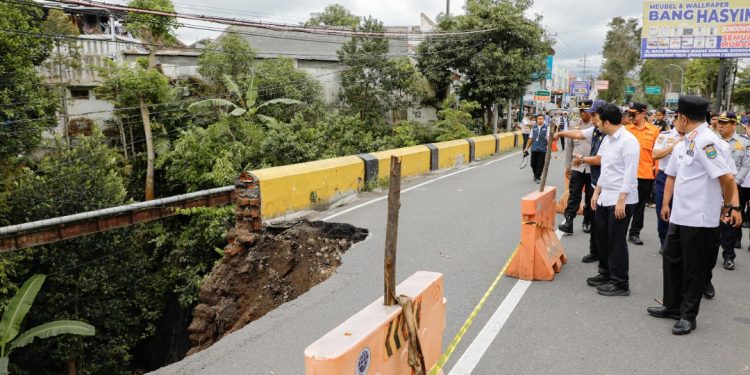 Wakil Gubernur Jawa Timur Emil Elestianto Dardak didampingi Bupati Bondowoso Abdul Hamid saat meninjau jembatan Sentong di Kabupaten Bondowoso yang ambles.