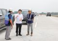 Wakil Gubernur Jawa Timur Emil Elestianto Dardak saat meninjau jalur tol Probolinggo-Situbondo.