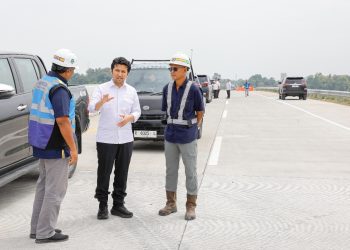 Wakil Gubernur Jawa Timur Emil Elestianto Dardak saat meninjau jalur tol Probolinggo-Situbondo.