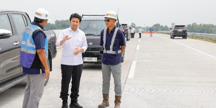 Wakil Gubernur Jawa Timur Emil Elestianto Dardak saat meninjau jalur tol Probolinggo-Situbondo.
