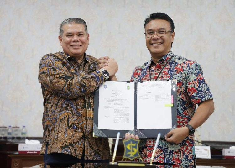 Pemkot Surabaya meneken kerjsama  dengan Pemkot Batam di ruang sidang wali kota, Balai Kota Surabaya.