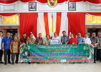 Bantuan 2.000 paket sembako secara simbolis  dari Yayasan Bhakti Persatuan bersama Perkumpulan Pengusaha Indonesia Tionghoa (PERPIT) Jawa Timur, Paguyuban Masyarakat Tionghoa Surabaya, dan Apindo Jawa Timur.