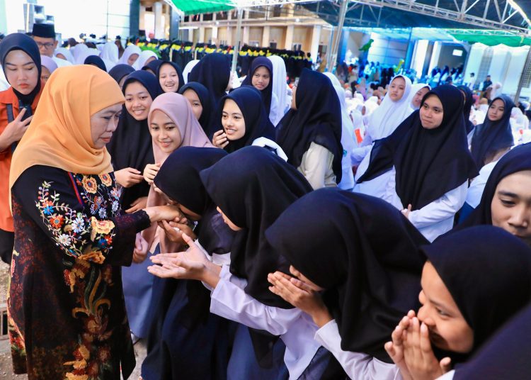 Gubernur Jawa Timur Khofifah Indar Parawansa saat menghadiri Haflatul Imtihan Pondok Pesantren Putri Nurul Cholil Demangan Barat, Kabupaten Bangkalan.