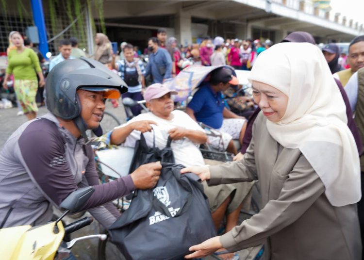 Gubernur Jawa Timur Khofifah Indar Parawansa membagikan ratusan paket sembako kepada masyarakat kurang mampu, marbot dan petugas kebersihan masjid, serta pengemudi ojek online (ojol) di Kota Surabaya