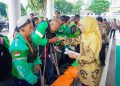 Pemberian santunan kepada anak yatim dan pengemudi ojek online (ojol) di Gedung Negara Grahadi, Surabaya.