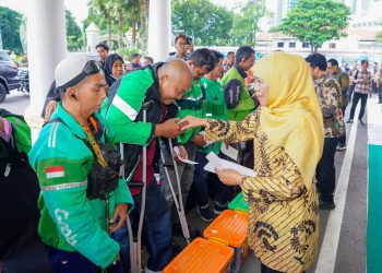 Pemberian santunan kepada anak yatim dan pengemudi ojek online (ojol) di Gedung Negara Grahadi, Surabaya.