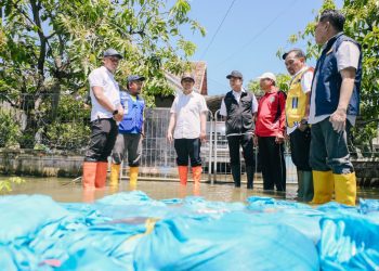 Wakil Gubernur Jawa Timur Emil Elestianto Dardak didampingi Bupati Lamongan Yuhronur Efendi meninjau banjir yang merendam ruas Jalan Raya Simo–Sungelebak di Kecamatan Karanggeneng, Kabupaten Lamongan.