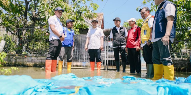 Wakil Gubernur Jawa Timur Emil Elestianto Dardak didampingi Bupati Lamongan Yuhronur Efendi meninjau banjir yang merendam ruas Jalan Raya Simo–Sungelebak di Kecamatan Karanggeneng, Kabupaten Lamongan.