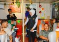 Gubernur Jawa Timur Khofifah Indar Parawansa menyapa peserta Program Mudik-Balik Gratis Angkutan Lebaran Tahun 2026 moda transportasi Kapal Laut dari Pelabuhan Jangkar, Situbondo