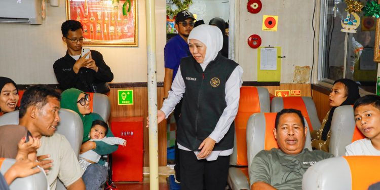 Gubernur Jawa Timur Khofifah Indar Parawansa menyapa peserta Program Mudik-Balik Gratis Angkutan Lebaran Tahun 2026 moda transportasi Kapal Laut dari Pelabuhan Jangkar, Situbondo