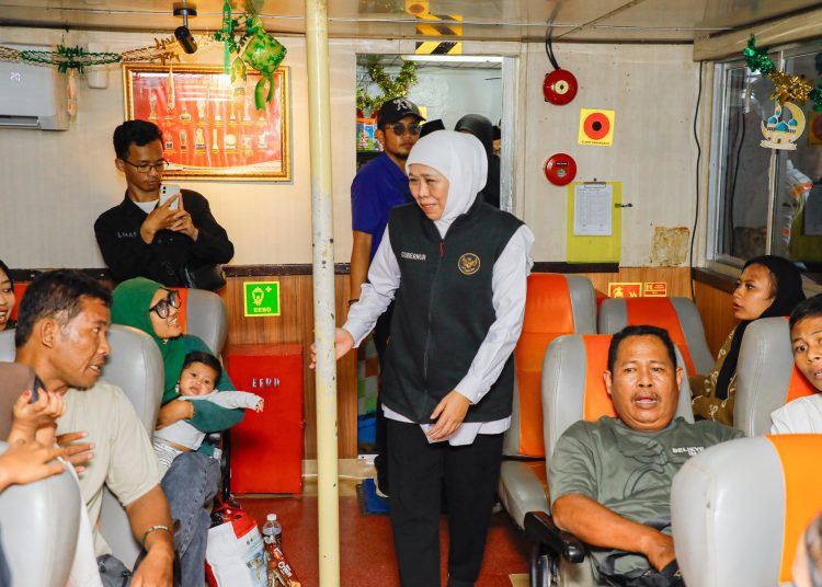 Gubernur Jawa Timur Khofifah Indar Parawansa menyapa peserta Program Mudik-Balik Gratis Angkutan Lebaran Tahun 2026 moda transportasi Kapal Laut dari Pelabuhan Jangkar, Situbondo