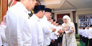 Gubernur Jawa Timur Khofifah Indar Parawansa menyalami pengurus Dewan Koperasi Indonesia Wilayah Jawa Timur masa bakti 2025–2030 di Gedung Negara Grahadi.
