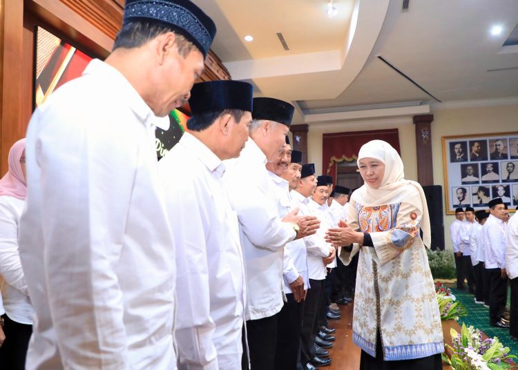 Gubernur Jawa Timur Khofifah Indar Parawansa menyalami pengurus Dewan Koperasi Indonesia Wilayah Jawa Timur masa bakti 2025–2030 di Gedung Negara Grahadi.