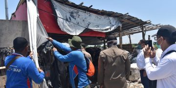 Penertiban bangunan yang dijadikan tempat pengumpulan barang bekas di sepanjang kawasan Tempat Pemrosesan Akhir (TPA) Benowo.