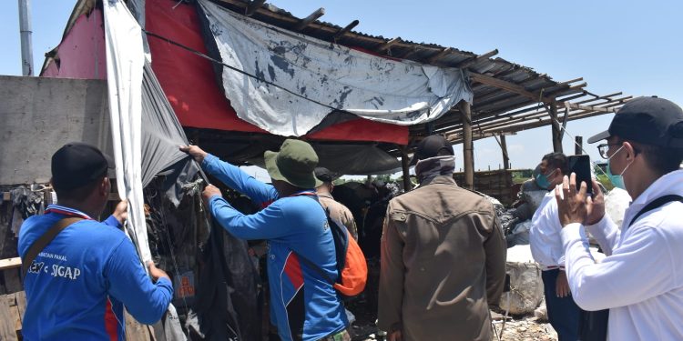 Penertiban bangunan yang dijadikan tempat pengumpulan barang bekas di sepanjang kawasan Tempat Pemrosesan Akhir (TPA) Benowo.