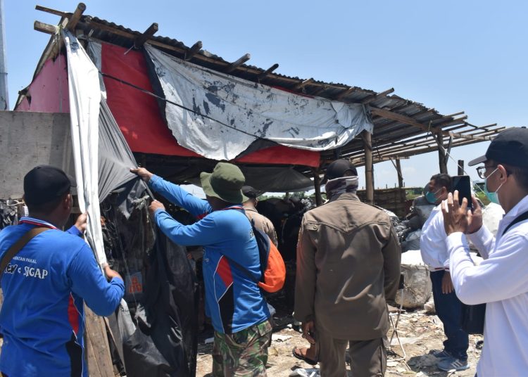 Penertiban bangunan yang dijadikan tempat pengumpulan barang bekas di sepanjang kawasan Tempat Pemrosesan Akhir (TPA) Benowo.