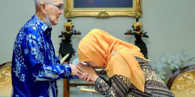 Kenangan Gubernur Khofifah Indar Parawansa bersama Jenderal TNI (Purn.) Try Sutrisno, Wakil Presiden Republik Indonesia ke-6..