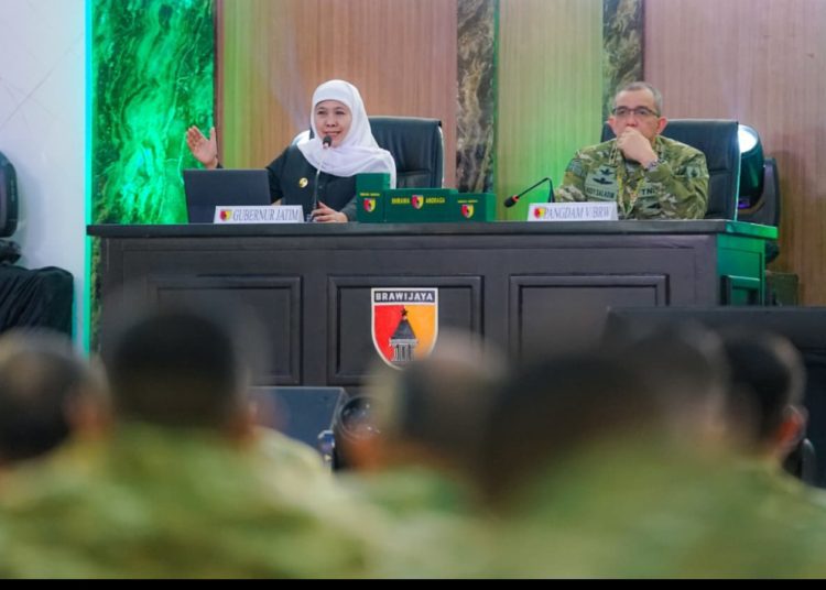 Gubernur Khofifah saat menjadi pembicara kehormatan pada Rapat Pimpinan Kodam V/Brawijaya Tahun 2026 yang digelar di Gedung Balai Prajurit Kodam V/Brawijaya.
