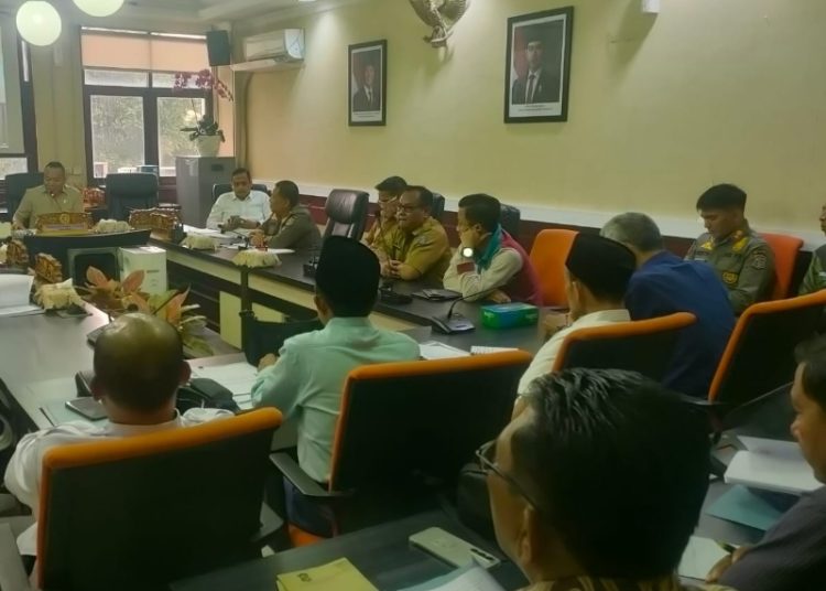 Rapat dengar pendapat di Komisi A DPRD Surabaya yang membahas normalisasi sungai Kalianak.