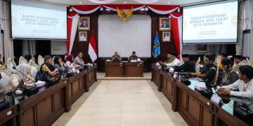 Rapat koordinasi bersama Kementerian Agama (Kemenag) Kota Surabaya dan seluruh Lembaga Amil Zakat (LAZ) se-Kota Surabaya di ruang sidang wali kota,.