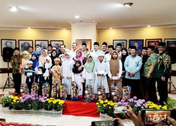 Foto bersama di sela kegiatan pemberian santunan kepada anak yatim dan berbuka puasa bersama di DPRD Surabaya.