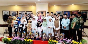 Foto bersama di sela kegiatan pemberian santunan kepada anak yatim dan berbuka puasa bersama di DPRD Surabaya.
