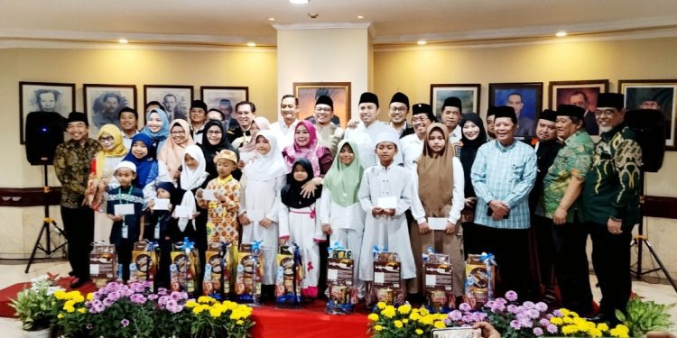 Foto bersama di sela kegiatan pemberian santunan kepada anak yatim dan berbuka puasa bersama di DPRD Surabaya.