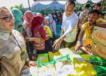 Wali Kota Surabaya Eri Cahyadi sidak dua titik lokasi pasar murah, mulai dari Kantor Kelurahan Simomulyo Baru hingga di Balai RW 1 Kelurahan Sumberejo, Kecamatan Pakal, Kota Surabaya. 