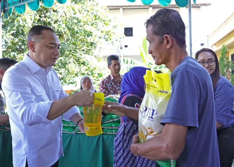 Wali Kota Eri Cahyadi mengunjungi pasar murah di balai RW 5 Lempung