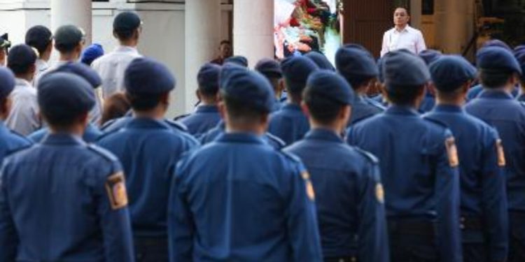 Apel Pasukan Pengamanan Hari Raya Nyepi 2026 dan Idulfitri 1447 Hijriah. Acara yang berlangsung di Halaman Balai Kota Surabaya.