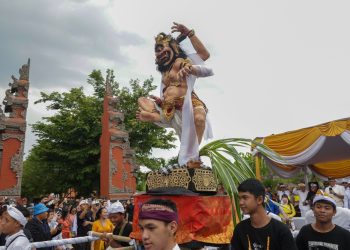 ratusan umat Hindu menggelar Pawai Seni Ogoh-Ogoh.