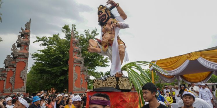 ratusan umat Hindu menggelar Pawai Seni Ogoh-Ogoh.