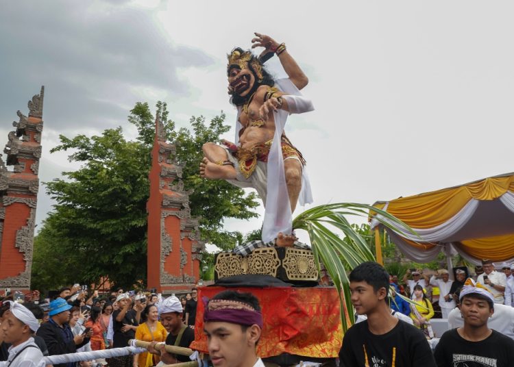 ratusan umat Hindu menggelar Pawai Seni Ogoh-Ogoh.