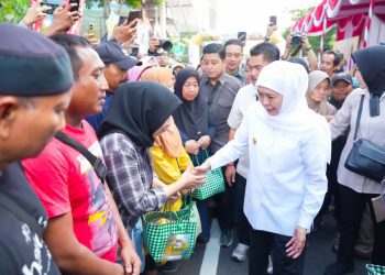  Gubernur Jawa Timur Khofifah Indar Parawansa dalam pemberangkatan 4.000 pemudik dalam Program Mudik Gratis Angkutan Lebaran Pemerintah Provinsi Jawa Timur.