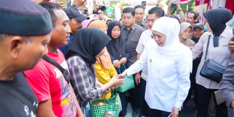  Gubernur Jawa Timur Khofifah Indar Parawansa dalam pemberangkatan 4.000 pemudik dalam Program Mudik Gratis Angkutan Lebaran Pemerintah Provinsi Jawa Timur.