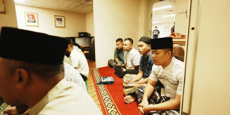 Salat Idul Fitri para awak KRI Raden Eddy Martadinata-331 (KRI REM-331) saat merayakan Hari Raya Idul Fitri 1 Syawal 1447 Hijriah.