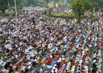 Ribuan jemaah memadati halaman Balai Kota Surabaya untuk melaksanakan ibadah Salat Idul Fitri 1447 Hijriah.