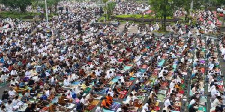 Ribuan jemaah memadati halaman Balai Kota Surabaya untuk melaksanakan ibadah Salat Idul Fitri 1447 Hijriah.