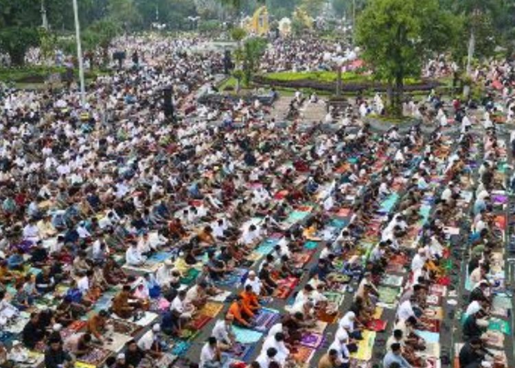 Ribuan jemaah memadati halaman Balai Kota Surabaya untuk melaksanakan ibadah Salat Idul Fitri 1447 Hijriah.