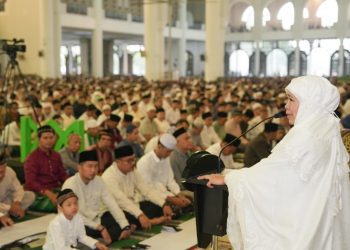 Gubernur Jatim Khofifah Indar Parawansa di sela melaksanakan Salat Idul Fitri 1 Syawal 1447 Hijriah di Masjid Nasional Al Akbar Surabaya.