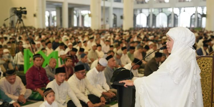 Gubernur Jatim Khofifah Indar Parawansa di sela melaksanakan Salat Idul Fitri 1 Syawal 1447 Hijriah di Masjid Nasional Al Akbar Surabaya.