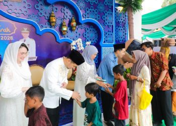 Gubernur Jatim Khofifah Indar Parawansa, Wakil Gubernur Jatim Emil Elestianto Dardak bersama istri menyalami warga yang berlebaran di gedung Negara Grahadi.