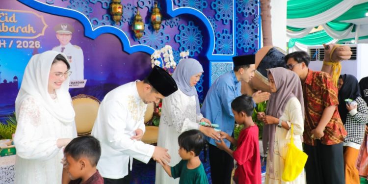 Gubernur Jatim Khofifah Indar Parawansa, Wakil Gubernur Jatim Emil Elestianto Dardak bersama istri menyalami warga yang berlebaran di gedung Negara Grahadi.